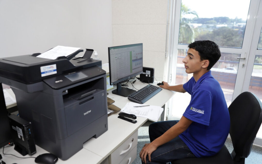 Jovens do Programa Estalou já estão atuando diariamente nas Secretarias da Prefeitura de Louveira